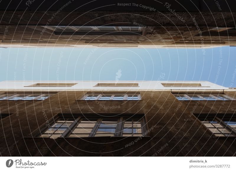 blauer Himmel zwischen alten Gebäuden Wohnung Stadtzentrum Architektur Beton Perspektive Fenster urban Glas Wand Außenseite zwei Großstadt Höhe unten