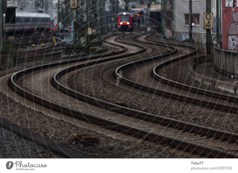 #Kurveneisenbahn Verkehr Verkehrsmittel Verkehrswege ästhetisch Eisenbahn Gleise Stadtbahn Straßenbahn U-Bahn Farbfoto