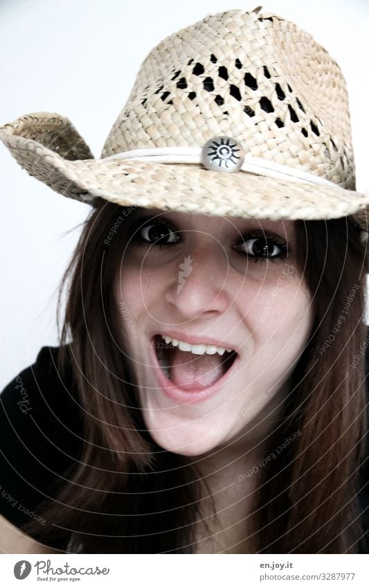 YEE-HAW feminin Junge Frau Jugendliche Gesicht Mode Hut Cowboyhut brünett lachen frech Fröhlichkeit Glück trendy schön natürlich verrückt wild Freude