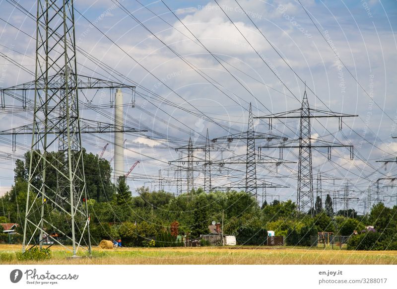 Idylle im Schrebergarten Fortschritt Zukunft Energiewirtschaft Erneuerbare Energie Energiekrise Industrie Umwelt Natur Landschaft Himmel Sommer Garten Feld