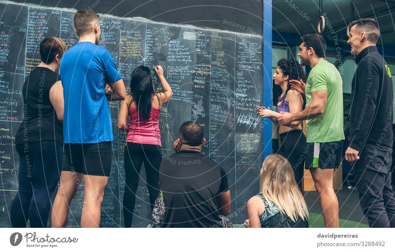 Sportlerin schreibt die Ergebnisse an die Wandtafel der Sporthalle Lifestyle Tafel Schüler Mensch Frau Erwachsene Mann Menschengruppe Fitness Lächeln sportlich