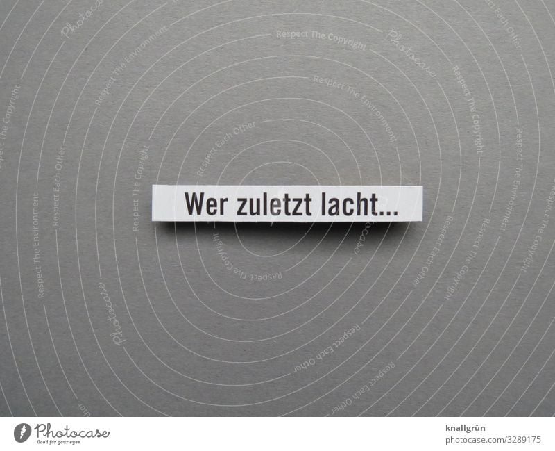 Wer zuletzt lacht... Triumph Gewinner Erfolg Sieger schlau lachen geduldig Glück Fröhlichkeit Freude Zufriedenheit Buchstaben Wort Satz Letter Schriftzeichen