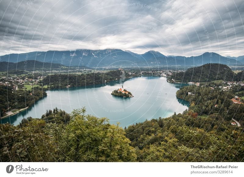 Lake Bled Natur Landschaft blau grau grün weiß See Slowenien Berge u. Gebirge Baum Stadt Insel Bleder See lake bled Wolken Farbfoto Menschenleer