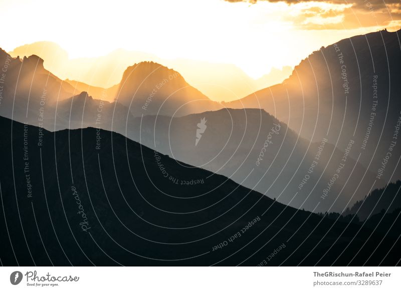 Berge im Gegenlicht im Sonnenuntergang Berge u. Gebirge Wolken Landschaft Licht Kontrast Schatten Silhouette Stimmung