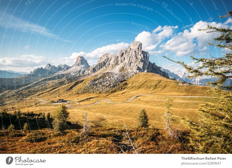 Passo di giau südtirol Berge u. Gebirge Wolken Landschaft Licht Abend Sonne Natur blau Gras Straße Himmel Wiese Außenaufnahme passstraße Kirche grün Sommer