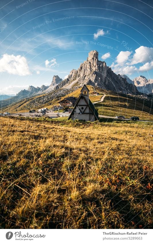 Kirche auf dem Passo die Giau Südtirol Berge u. Gebirge Wolken Landschaft Licht Abend Sonne Natur blau Gras Himmel Wiese Außenaufnahme Straße passstraße grün