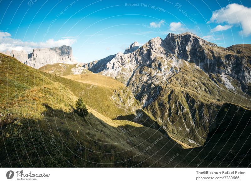 Bergpanorama auf dem Passo die Giau Berge u. Gebirge Wolken Landschaft Licht Abend Sonne Natur blau Gras Himmel Wiese Außenaufnahme grün Sommer Hügel Aussicht