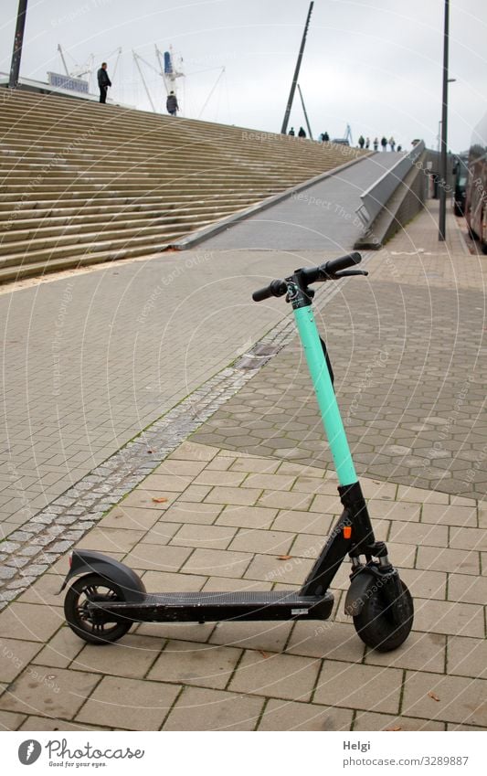 Elektroroller ist auf einem Gehweg abgestellt Tourismus Ausflug Hamburg Hafenstadt Treppe Verkehrsmittel Straße Fahrzeug E-Roller Stein Metall stehen warten