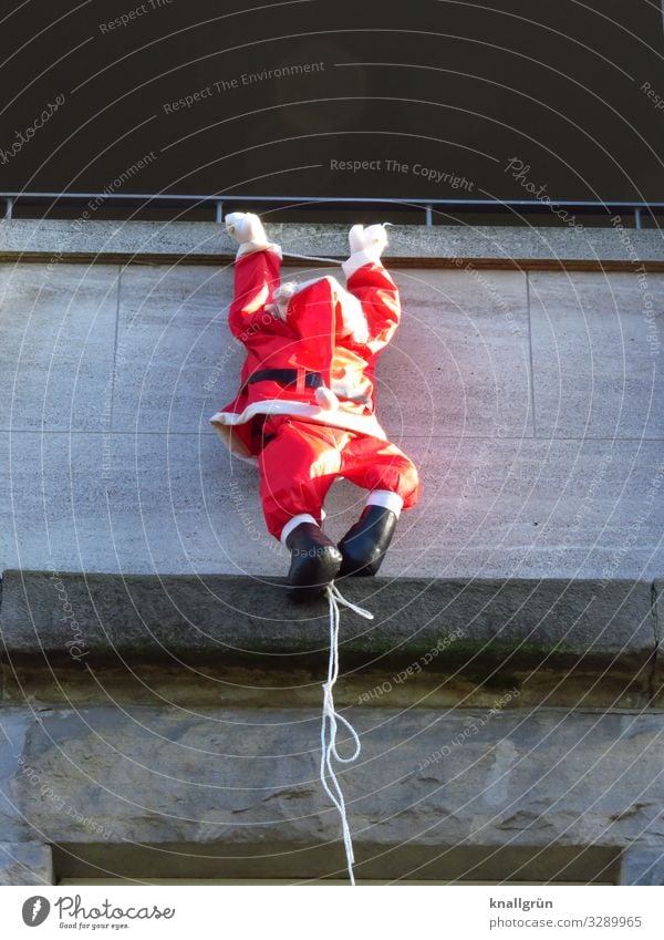 Nachzügler 1 Mensch Haus Fassade Balkon Balkongeländer Strickleiter grau rot weiß Stimmung Vorfreude Neugier Überraschung Tradition Weihnachtsmann Le Parkour