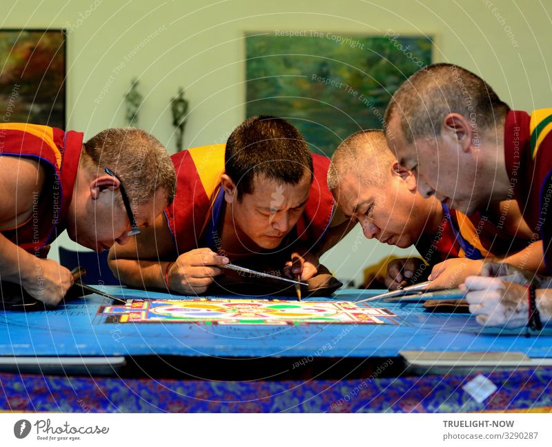 Tibetische Mönche des Exil-Klosters Sera-Jey bei der rituellen Gestaltung eines Sand Mandalas nach altem Muster mit farbigen Sandkörnern Lifestyle Design