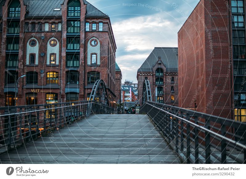 Hamburg Stadt orange rot schwarz Brücke Haus Deutschland Wolken Licht Alte Speicherstadt Farbfoto Außenaufnahme Menschenleer Textfreiraum unten Tag Abend