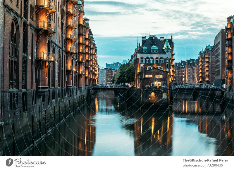 Hamburg Stadt blau weiß Wahrzeichen Deutschland Wasser Reflexion & Spiegelung Brücke Licht Farbfoto Außenaufnahme Menschenleer Textfreiraum unten Tag Dämmerung