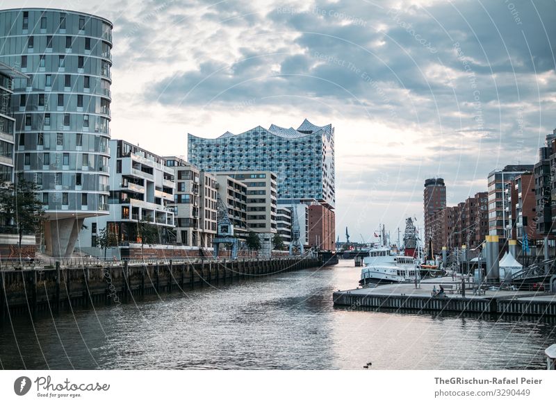 Hamburg Stadt Hauptstadt blau orange Elbphilharmonie Elbe Wasser Haus Architektur Wahrzeichen Alte Speicherstadt Deutschland Wolken Stimmung Farbfoto