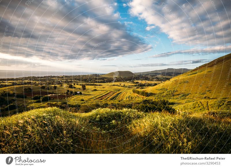 MOAI - Steinbruch Umwelt Natur Landschaft blau grau Gras Vulkan Wolken Dorf Osterinseln Feld Stimmung Sonnenuntergang Schatten Licht Chile Farbfoto