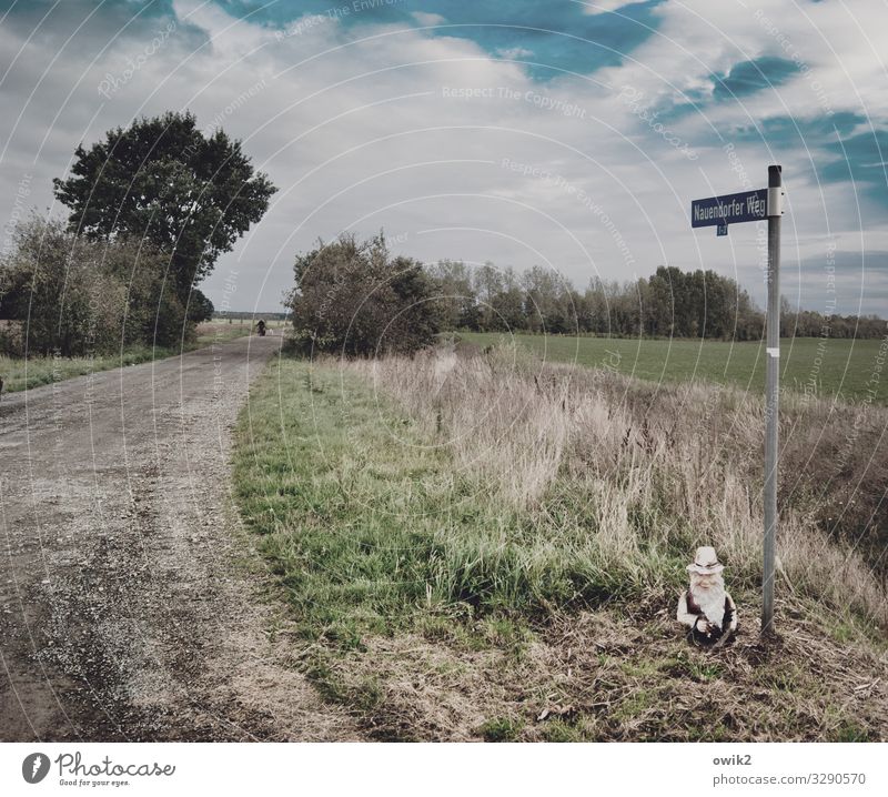 Wachschutz 1 Mensch Umwelt Natur Landschaft Pflanze Himmel Wolken Horizont Schönes Wetter Baum Gras Sträucher Feld Gartenzwerge Holz Metall Schriftzeichen