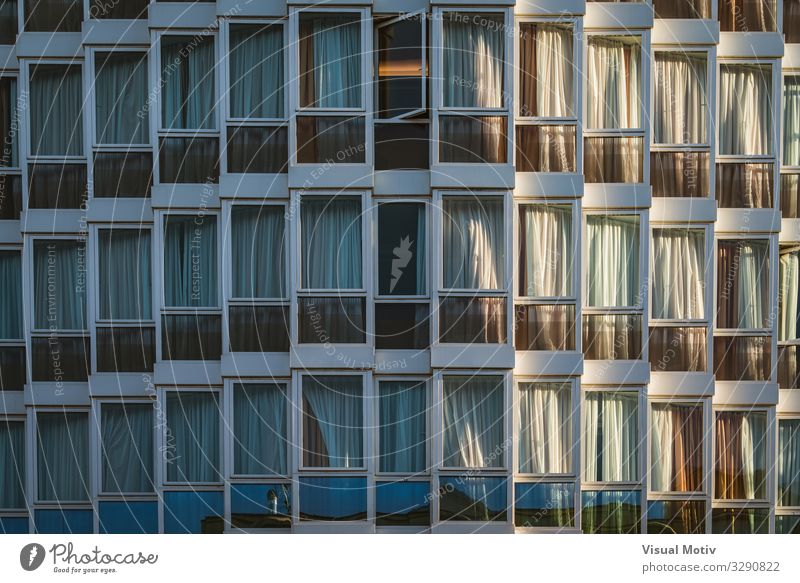 Eklektisch verglaste Fassade eines städtischen Gebäudes Architektur Fenster Glas Kristalle Blick ästhetisch authentisch gigantisch trendy schön Neugier