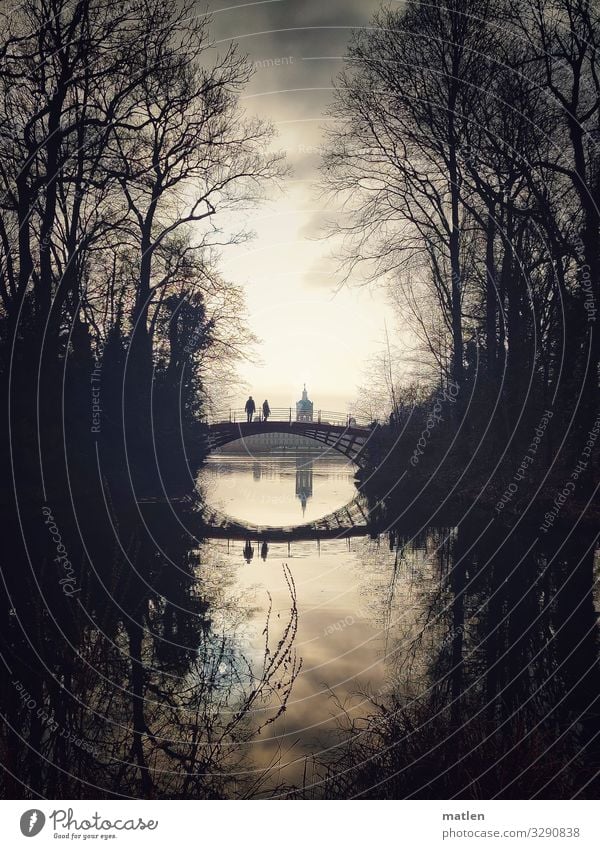 Winterschloss Mensch 2 Burg oder Schloss Park Brücke Sehenswürdigkeit Wahrzeichen Schloss Charlottenburg alt dunkel blau braun grau Spaziergang Farbfoto