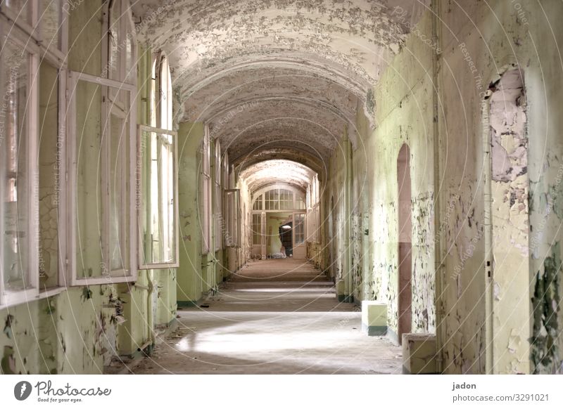 ein ganz langer weg. elegant Gesundheitswesen Abenteuer Sightseeing Innenarchitektur Krankenhaus Beelitz-Heilstätten Menschenleer Bauwerk Architektur Fenster