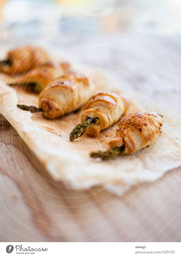 ummantelt Gemüse Teigwaren Backwaren Brötchen Croissant Ernährung Picknick Vegetarische Ernährung lecker gelb Spargel Saison Farbfoto Innenaufnahme Menschenleer