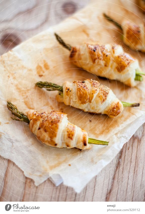 eingewickelt Gemüse Croissant Spargel Ernährung Vegetarische Ernährung Fingerfood lecker gelb Saison Farbfoto Innenaufnahme Nahaufnahme Menschenleer Tag