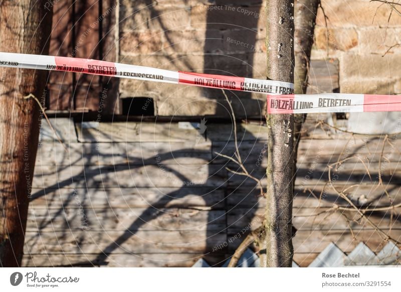 Das Absperrband Haus Mauer Wand Stein Schilder & Markierungen Hinweisschild Warnschild alt kaputt braun planen Barriere Holzfällung Betreten verboten