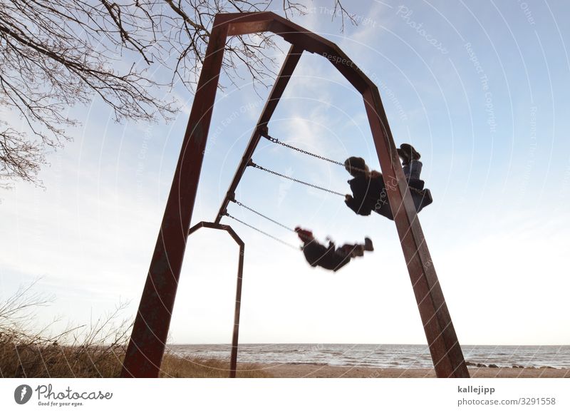 Auf der Schaukel Mensch Kind Kindheit 2 Bewegung Strand Meer Freiheit schaukeln parallel gleichzeitig Geschwindigkeit Spielplatz Kinderspiel Leichtigkeit