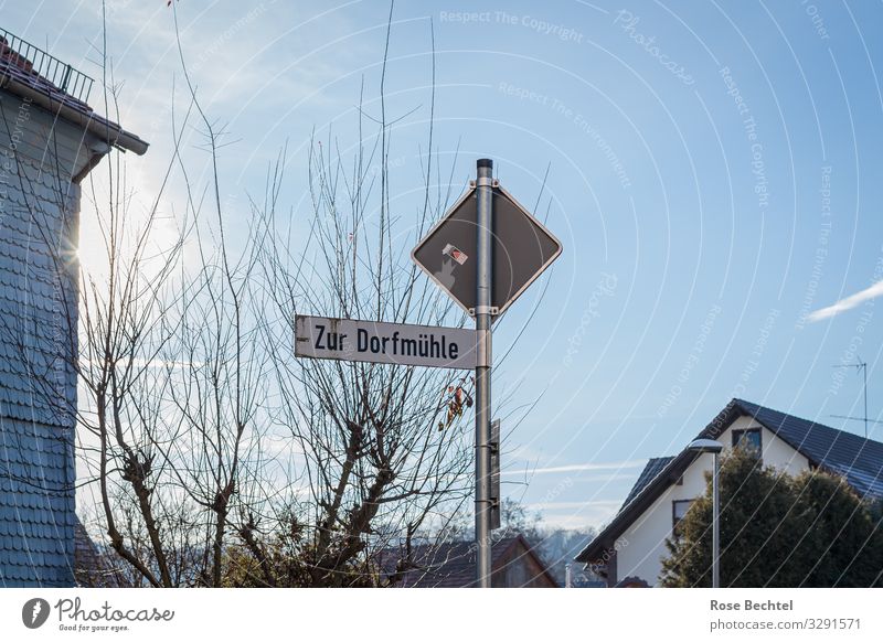 Zur Dorfmühle Lebensmittel regional Ernährung Bioprodukte kaufen historisch Straßenschild Wegweiser Farbfoto Außenaufnahme Menschenleer Textfreiraum rechts Tag