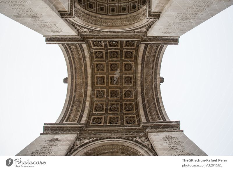 Arc de triomphe Stadt Hauptstadt schwarz weiß Paris Arc de Triomphe Froschperspektive Bogen Römer Triumphbogen Frankreich Bauwerk Kunstwerk Architektur Farbfoto