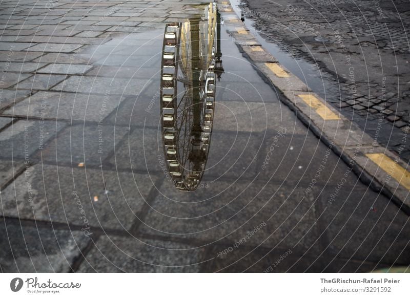 Paris im Regen Stadt Hauptstadt gelb schwarz weiß Straße Pfütze Riesenrad Pflastersteine Farbfoto Außenaufnahme Menschenleer Textfreiraum unten Licht