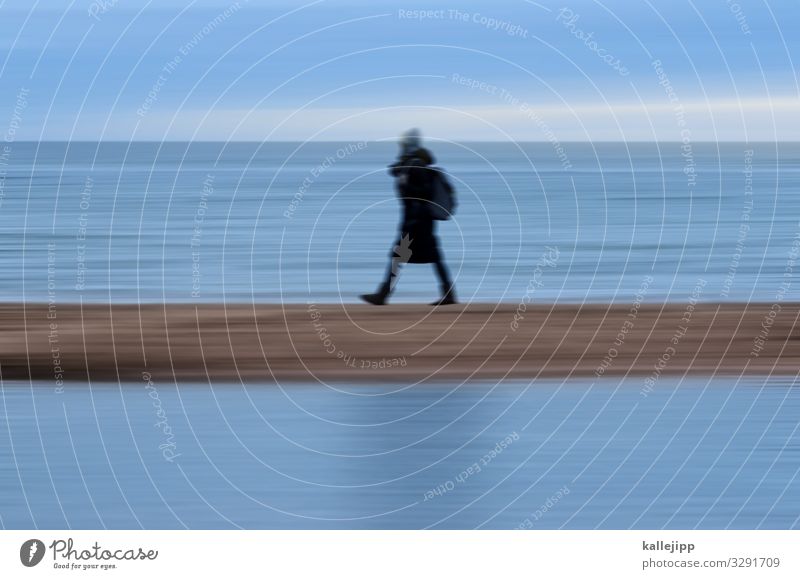 strandspaziergang Mensch feminin Frau Erwachsene Leben Körper 1 45-60 Jahre Umwelt Natur Landschaft Küste Strand Bewegung Luft Spaziergang Ostsee