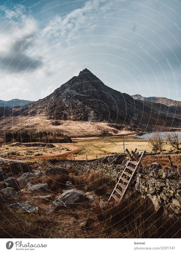 Tryfan, Berg im Snowdonia National Park in Wales, Stile im Vordergrund Landschaft Leiter Mauer Trockenmauer typisch schön Idylle Berge u. Gebirge Natur Wolken