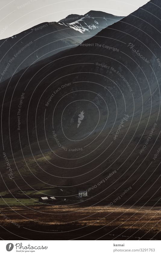 Isoliertes Haus vor dunklen Bergen Berge u. Gebirge Snowdonia dunkel düster bedrohlich Isolation allein Landschaft Gipfel ländlich Menschenleer Natur