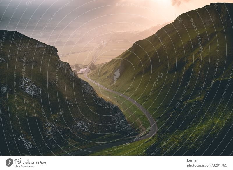 Straße durch einen Canyon bei Sonnenaufgang Hügel Hügellandschaft Felsen England Peak District grün Natur Naturmystik Naturschönheit menschenleer morgens Nebel