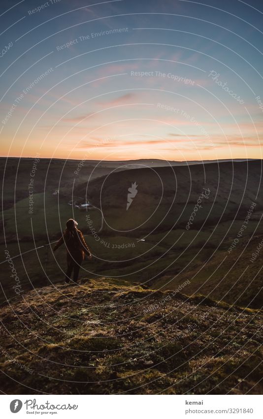 Frau auf einem Hügel bei Sonnenuntergang Blick nach vorn Profil Ganzkörperaufnahme Panorama (Aussicht) Porträt Gegenlicht Sonnenlicht Silhouette Kontrast