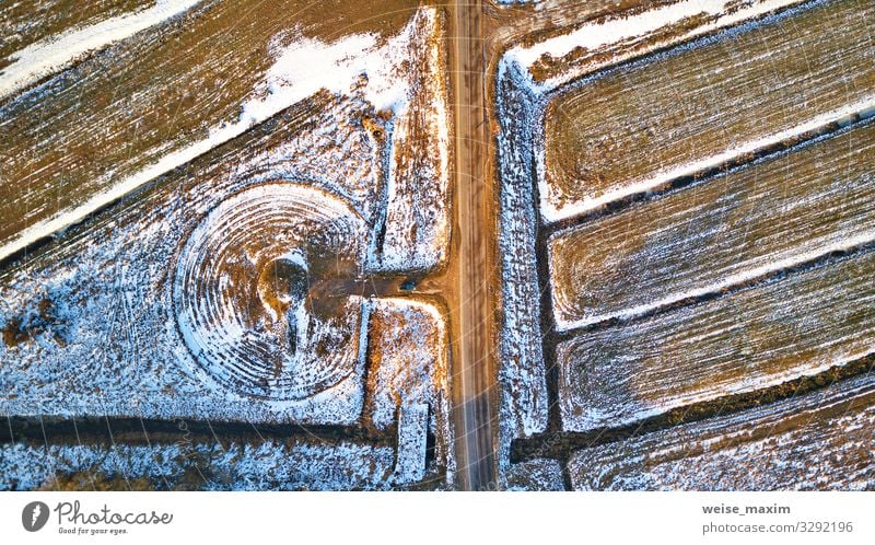 Winterliche, ländliche Draufsicht. Gepflügte Felder mit Winterfrüchten Ferien & Urlaub & Reisen Ferne Freiheit Schnee Natur Landschaft Erde Eis Frost Baum