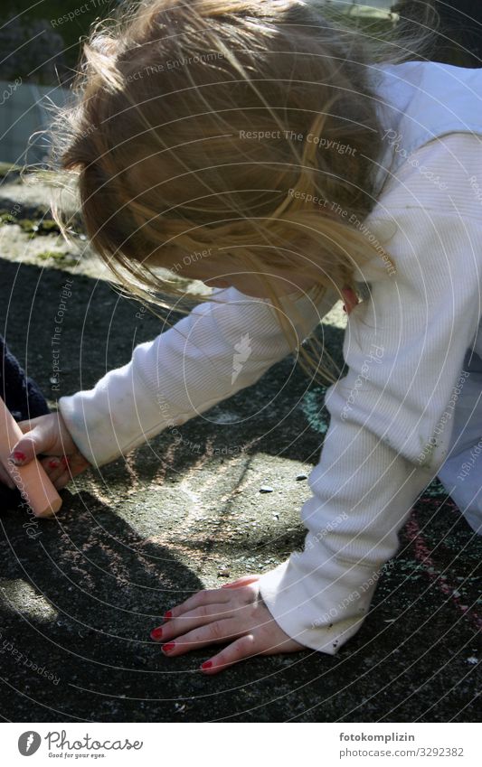 malkreide 2 Kindererziehung Kindergarten Kleinkind Mädchen Kindheit 1 Mensch 3-8 Jahre Kunst Kinderkunst Straßenkunst Zeichen zeichnen schön Frühlingsgefühle