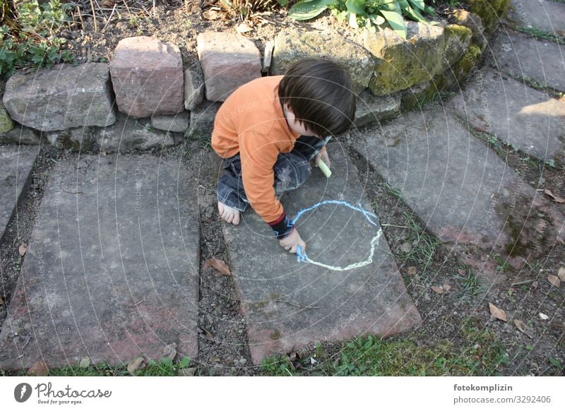 malkreide kind Freizeit & Hobby Spielen Sommer Garten Kind Junge 1 Mensch 3-8 Jahre Kindheit Kunst Kinderkultur Malkultur Zeichen zeichnen klein Lebensfreude