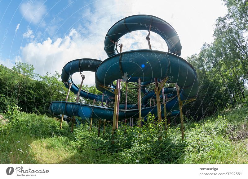 Verlassene Wasserrutsche Erholung Sommer Sport Himmel Wolken Baum Rost Blick alt Freude Vergnügen Sliden Schieberegler Sonnenlicht Farbfoto Außenaufnahme