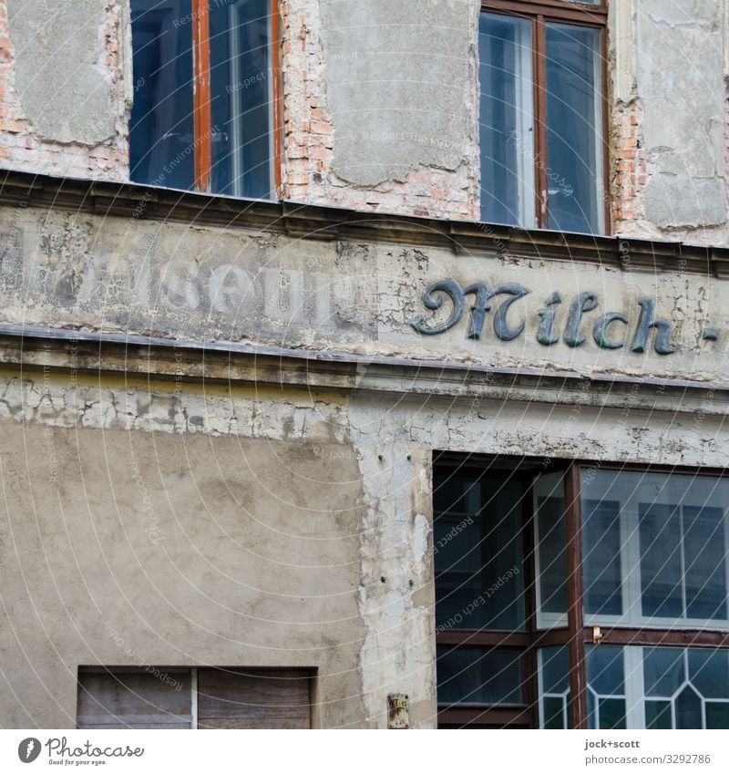 Friseur Milch und die Zeit Handel lost places Görlitz Fassade Fenster Wort alt authentisch historisch grau Stil Vergangenheit Vergänglichkeit Zahn der Zeit