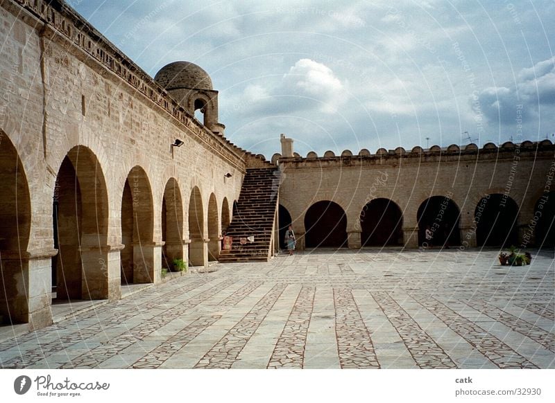 moscheeplatz Kultur Monastir Tunesien Afrika Kirche Dom Platz Gebäude Treppe Fassade Terrasse Sehenswürdigkeit Stein alt gehorsam geduldig Reinlichkeit