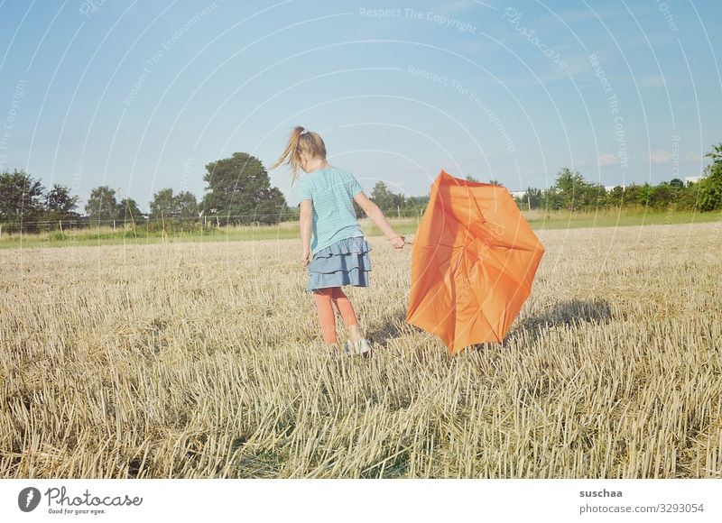 mein schirm ist kaputt Feld Strohfeld Getreideacker Stoppelfeld Natur Landschaft Sommer Kind Mädchen Kindheit Regenschirm orange Außenaufnahme skurril seltsam