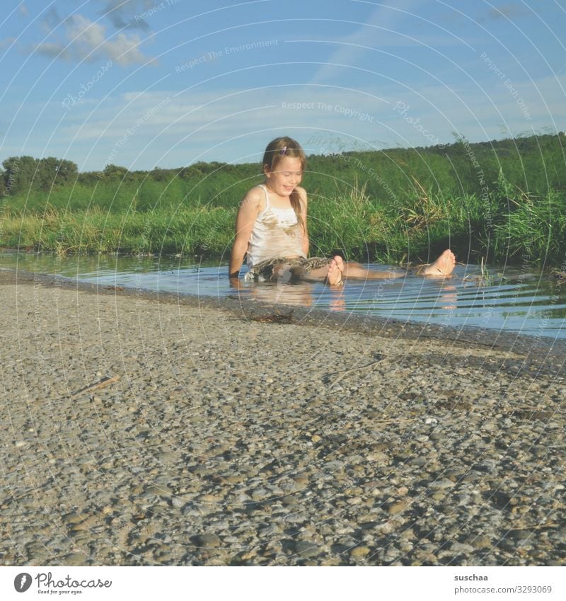 pfützensitzerin Kind Kindheit Sommer Wärme Außenaufnahme Landschaft Natur Pfütze Schwimmen & Baden Freude Lebensfreude dreckig Schlamm sitzen Dreckspatz