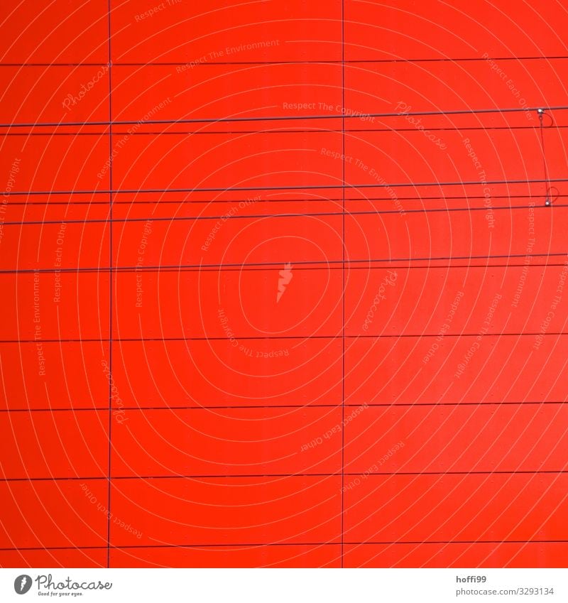 rote Fassade mit Oberleitung einer Strassenbahn Seil Architektur Ornament Linie Netz ästhetisch außergewöhnlich einfach hell einzigartig modern Stadt