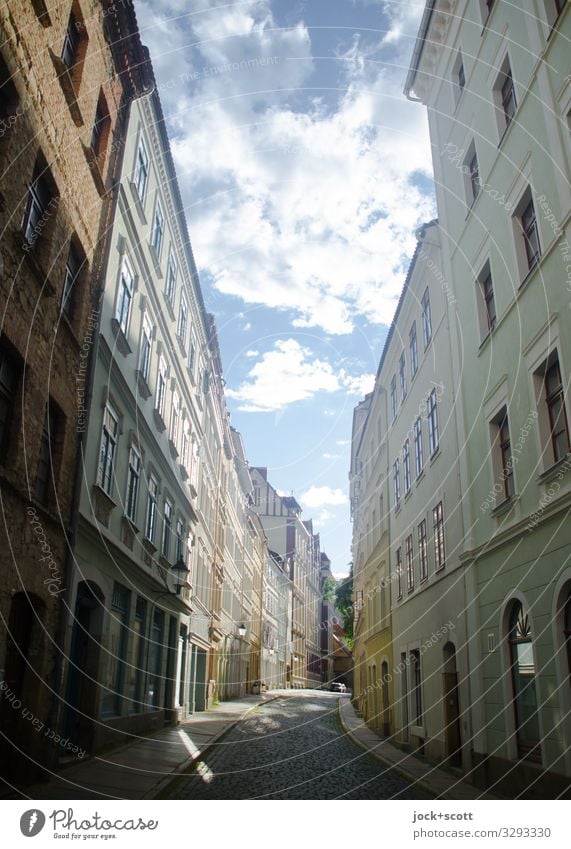 Straßenflucht Himmel Wolken Sommer Schönes Wetter Görlitz Altstadt Stadthaus Fassade authentisch historisch Originalität Nostalgie Stil Vergangenheit Schatten