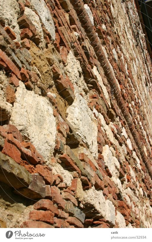 Mauerwerk Altstadt Haus Wand Fassade Stein Backstein alt dreckig historisch rot Perspektive verfallen Farbfoto Außenaufnahme Detailaufnahme Muster Tag