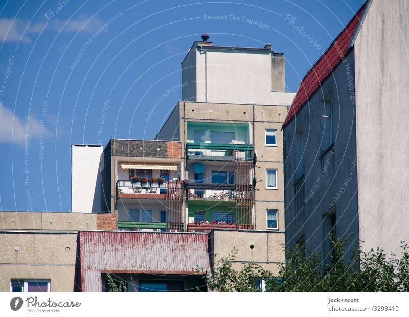 Hauptsache Platte Sozialismus Himmel Zgorzelec Görlitz Plattenbau Stadthaus Fassade Balkon authentisch hoch retro trist Nostalgie Zahn der Zeit verwittert