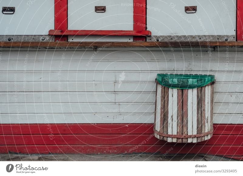 Kiosk Frankfurt am Main Stadt Menschenleer Fassade Holzfassade Müllbehälter alt trashig Handel Einzelhandel Leerstand geschlossen Farbfoto Außenaufnahme Tag