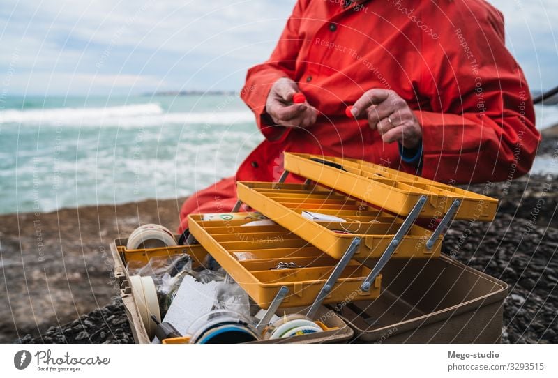 Fischer mit Angelausrüstungskiste. Köder MEER Mann Fischen Meer Urlaub Freizeit Feiertag Lifestyle männlich Stadtteil Aktivität Erwachsener Blick im Freien