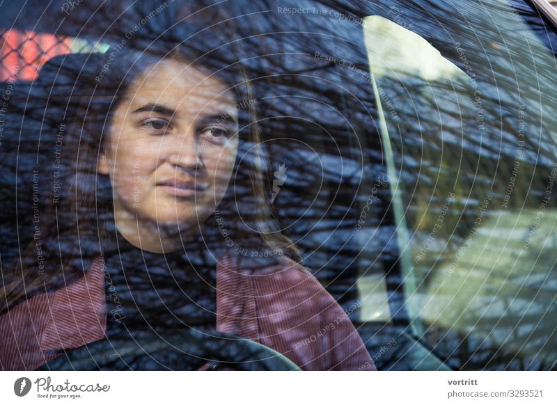 Behind Baum Leben PKW fahren Frau Lenkrad Reflexion & Spiegelung Fenster Junge Frau Farbfoto Außenaufnahme Strukturen & Formen Blick