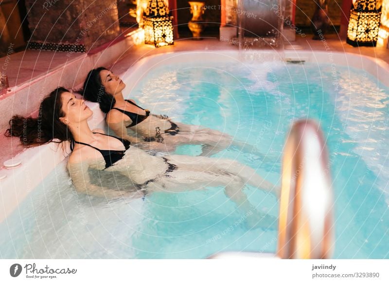 Zwei Frauen im arabischen Bad Hammam in Granada Lifestyle Reichtum schön Behandlung Erholung Spa Sauna Schwimmbad Freizeit & Hobby Dekoration & Verzierung